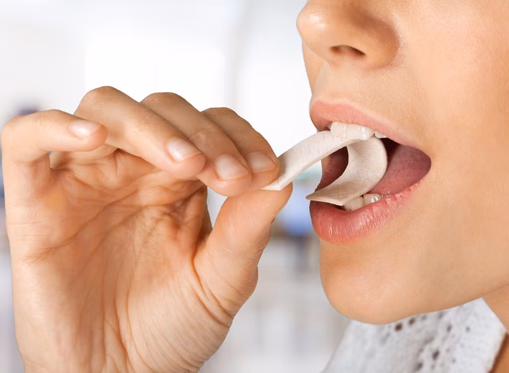 Một cách đơn giản khác để bạn có hơi thở thơm mát tức thì chính là nhai kẹo cao su không đường có chứa xylitol. Ảnh: eatthis.