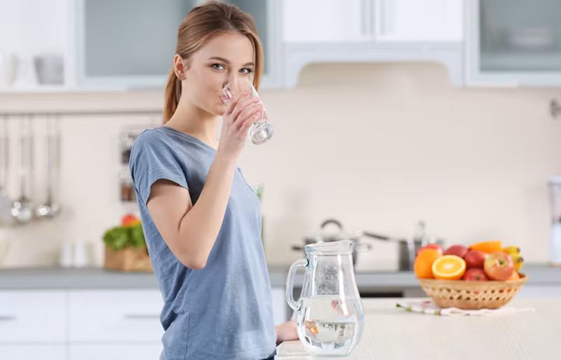 Bên cạnh đó, bạn hãy uống đủ nước bởi mất nước làm giảm sản xuất nước bọt - một chất tiết có đặc tính kháng khuẩn và kháng nấm giữ cho miệng của bạn khỏe mạnh và hơi thở của bạn có mùi thơm. Ảnh: mediacdn.