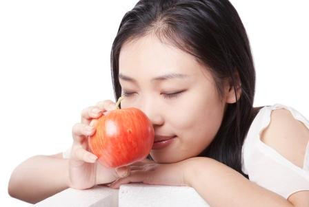 Vì vậy, nếu dạ dày của bạn đang muốn được cho ăn mà bạn lại đang trong quá trình giảm cân, hãy ngửi táo để dập tắt cơn đói. Ảnh: thepregnancyzone.