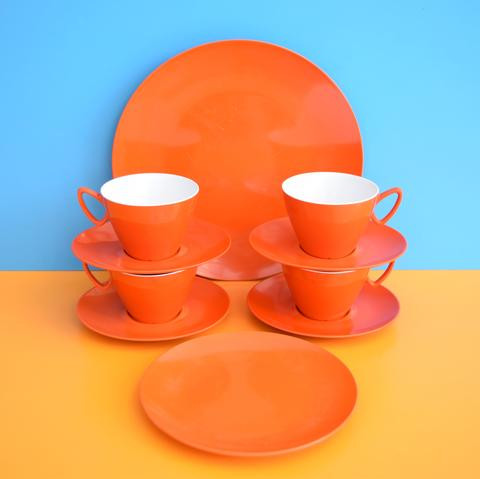 Bên cạnh đó, bạn nên tránh các màu sáng, tạo cảm giác thèm ăn như đỏ, cam và vàng. Ảnh: shopify.