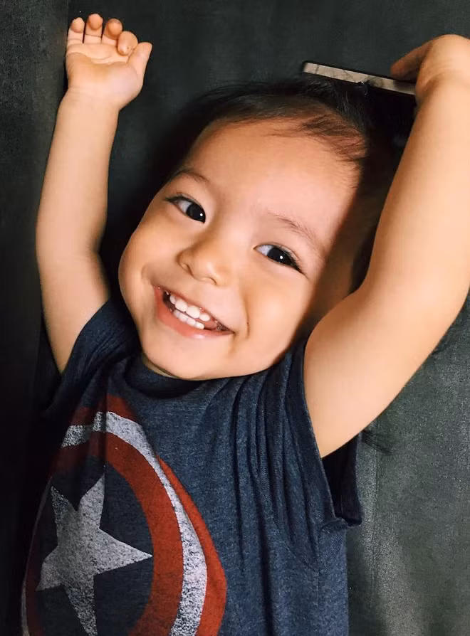 Bé gây ấn tượng với người xem bởi vẻ ngoài xinh như công chúa nhờ đôi mắt to tròn, khuôn mặt bầu bĩnh cùng nước da trắng hồng. Tuy nhiên, có một sự thật về nhóc tì 2 tuổi này khiến những ai chỉ thường xem ảnh mà không biết nhiều thông tin về bé đều phải bất ngờ.