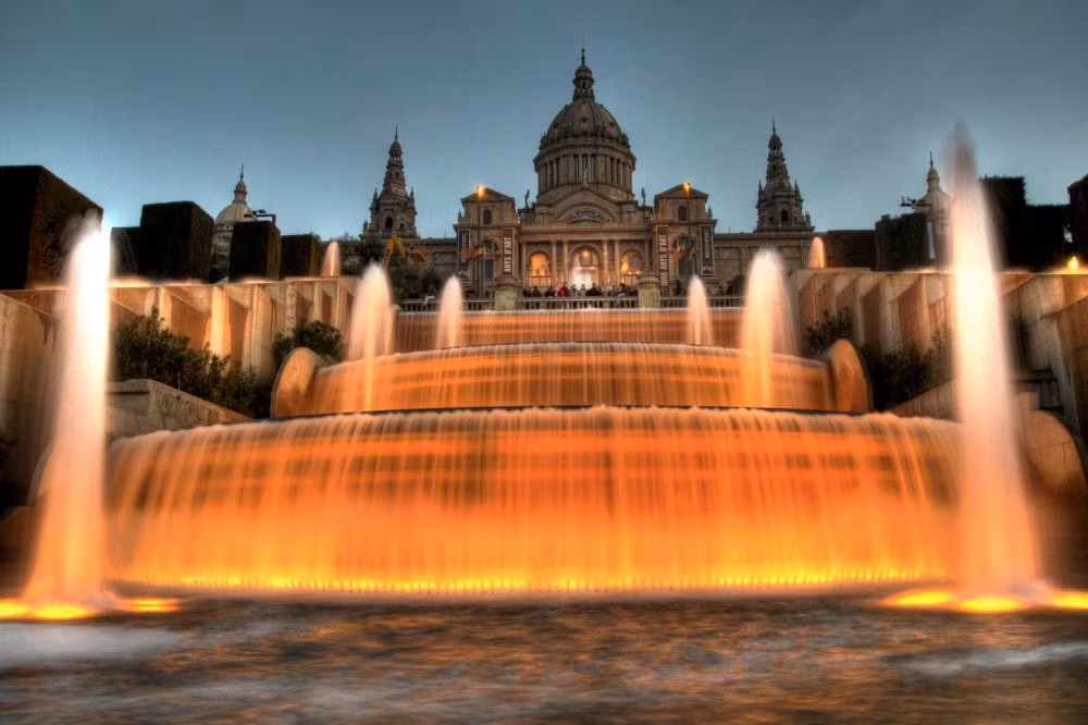 Montjuïc là đài phun nước ở Tây Ban Nha. Được 3.000 công nhân xây dựng phục vụ triển lãm quốc tế Barcelona năm 1929. Đây là nơi trình diễn các bản nhạc phim, Opera kết hợp ánh sáng vào cuối mỗi tuần. Ảnh: Pedro Galisteo.