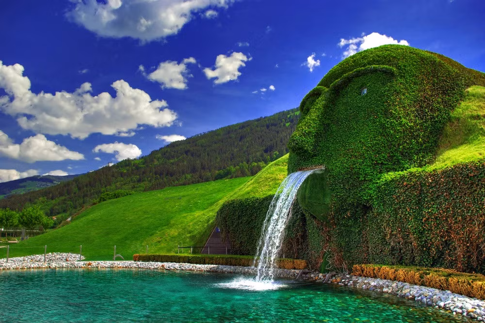 Đài phun nước Swarovski nằm trong khuôn viên bảo tàng Innsbruck ở Áo. Đài phun nước có hình một đầu người phủ cỏ xanh, do nghệ sĩ người Áo Andre Heller thiết kế. Ảnh: Amazingplacesonearth.com.