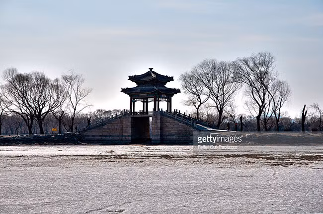 Cảnh quan của trường mang đậm nét kiến trúc Trung Hoa xưa, đẹp tựa như 1 bức tranh thủy mặc.