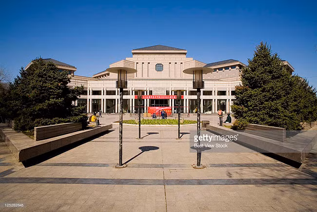 Khuôn viên của trường Đại học Bắc Kinh nằm ở Tây Bắc Bắc Kinh.