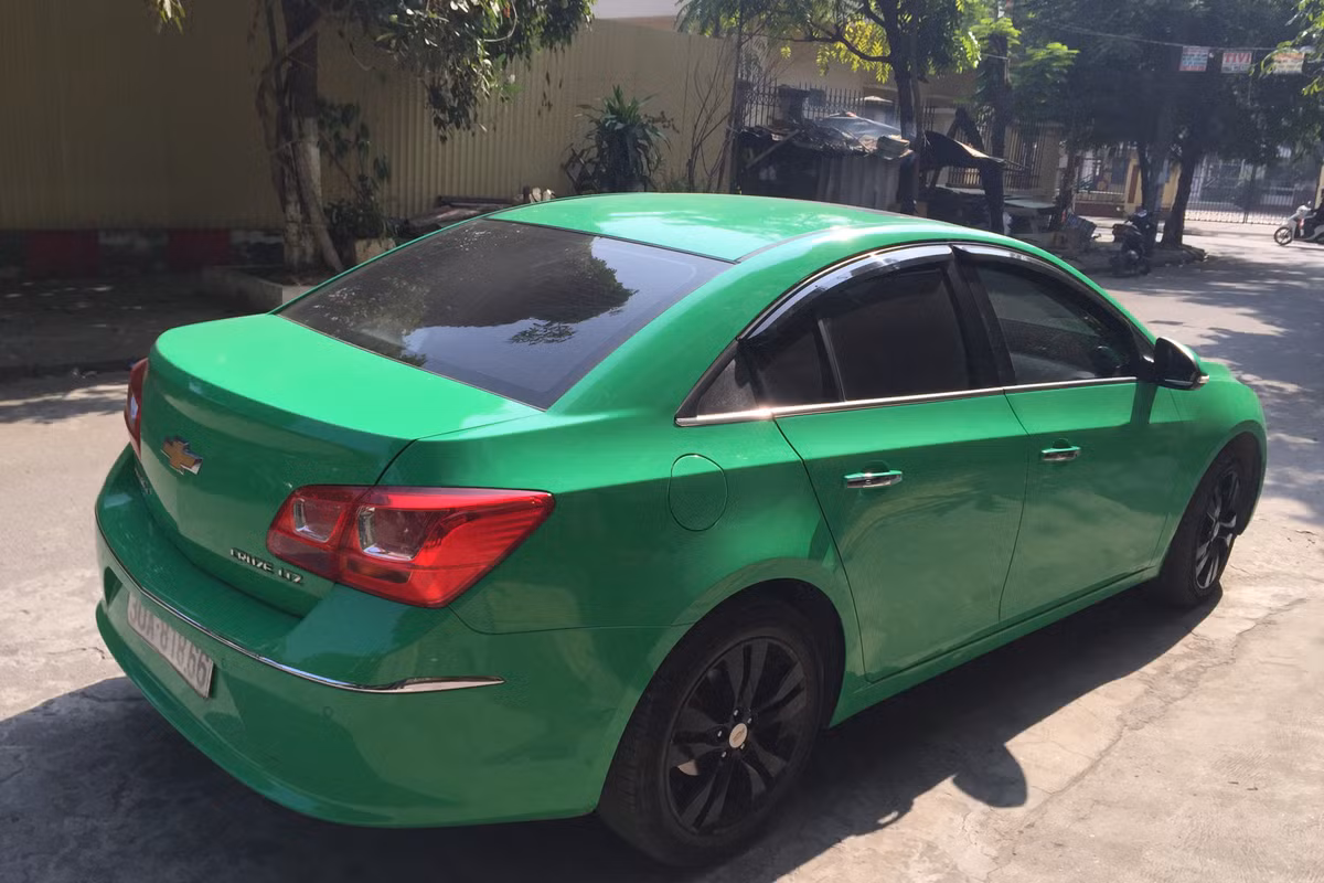 Phần đuôi ấn tượng với cụm đèn hậu mang phong cách Camaro đi kèm là logo Chevrolet cỡ lớn đặt chính giữa, gương chiếu hậu tích hợp điện.