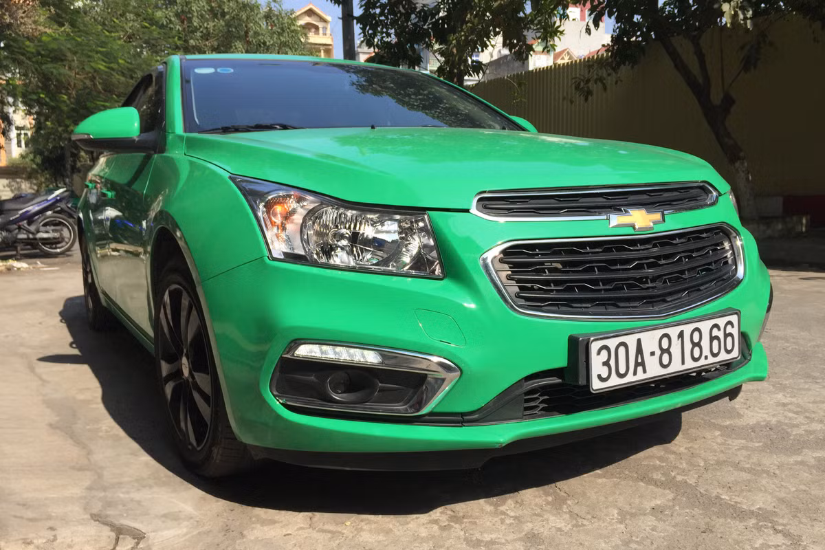 Ngoài những màu sắc mới, chiếc Cruze LTZ còn được chủ nhân độ lại một vài chi tiết khác như mâm, đèn và nội thất... Theo chia sẻ của chủ xe, toàn bộ chi phí ngoại thất bên ngoài của xe lên tới 20 triệu đồng.