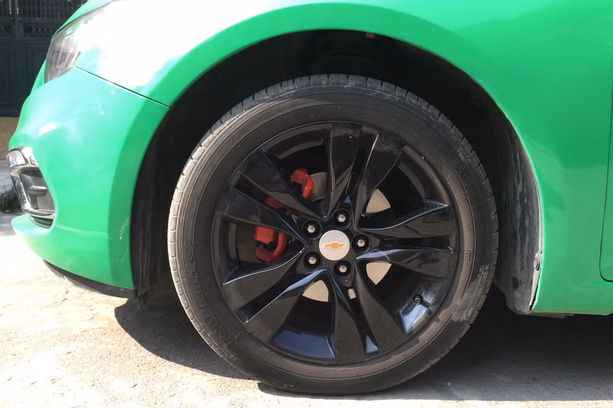 Bộ la-zăng 16 inch, dạng 5 chấu kép được độ với nước sơn đen huyền bí.