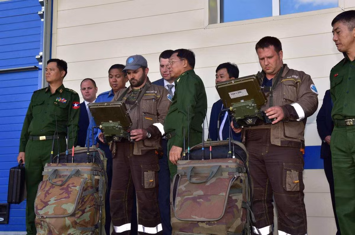 Tướng Myanmar đã được xem trình diễn một số hệ thống robot quân sự Nga gồm: robot chiến đấu Uran-9 và robot rà phá bom mìn Uran-6. Vị tướng này tuy chưa đưa ra hứa hẹn nào mang tính chính thức, tuy nhiên không loại trừ khả năng Myanmar được Nga xem là khách hàng tiềm năng của các loại robot chiến đấu. Nguồn ảnh: Min Aung Hlaing