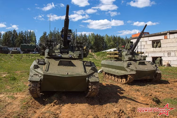 Như đã biết, Uran-9 được coi là một trong những loại robot chiến đấu mạnh nhất hiện nay. Nó được thiết kế cho vai trò trinh sát, yểm trợ hỏa lực trong các nhiệm vụ chống khủng bố, trinh sát và hỗ trợ đơn vị bạn trong môi trường đô thị. Theo nhà thiết kế, cấu hình tổ hợp robot Uran-9 bao gồm: 4 robot; một trạm điều khiển cơ động và một phương tiện vận chuyển robot. Nguồn ảnh: Arms-Expo