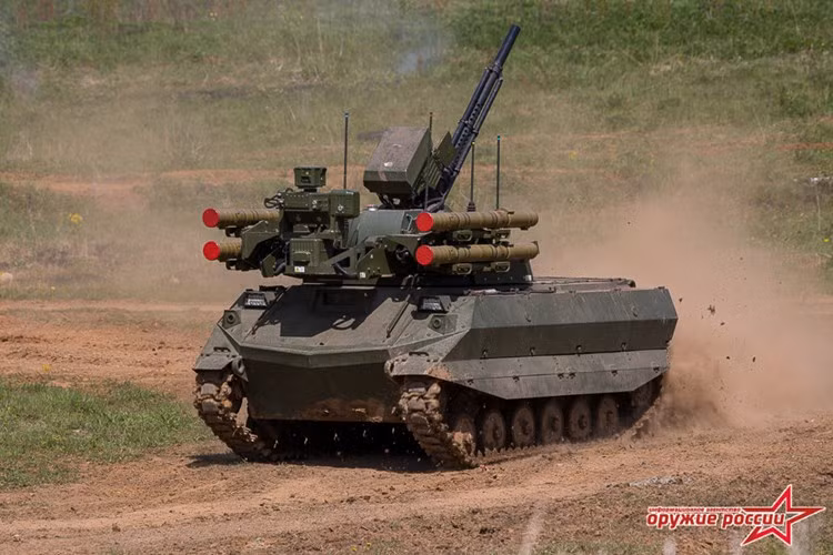 Nó có chiều dài 5,12m, rộng 2,53m, cao 2,5m và nặng tới 10 tấn. Robot được trang bị động cơ diesel-điện cho phép đạt tốc độ khoảng 35km/h trên đường cao tốc, không rõ về dự trữ hành trình. Khi cơ động trên địa hình ghồ ghề, tốc độ của Uran-9 khoảng 10-25km/h. Nguồn ảnh: Arms-Expo