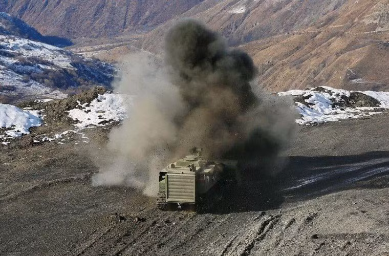 Robot nặng 6 tấn, dài 4,45m, rộng 2,01m, cao 1,49m, trang bị động cơ diesel 240 mã lực cho tốc độ rà phá bom mìn tới 2km/h, tối đa tới 5km/h. Nguồn ảnh: Arms-Expo