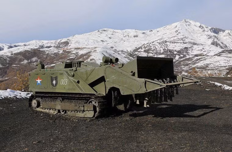 Trong khi đó, Uran-6 là hệ thống robot rà phá bom mìn tốt nhất hiện nay, có khả năng đáp ứng nhiều yêu cầu nhiệm vụ gồm: trinh sát bom mìn, dọn dẹp vùng ô nhiễm bom mìn bao gồm cả các thiết bị nổ chống bộ binh và mìn chống tăng. Robot do trung tâm nghiên cứu 766 - nơi mà tướng Myanmar thăm quan nghiên cứu phát triển. Nguồn ảnh: Arms-Expo