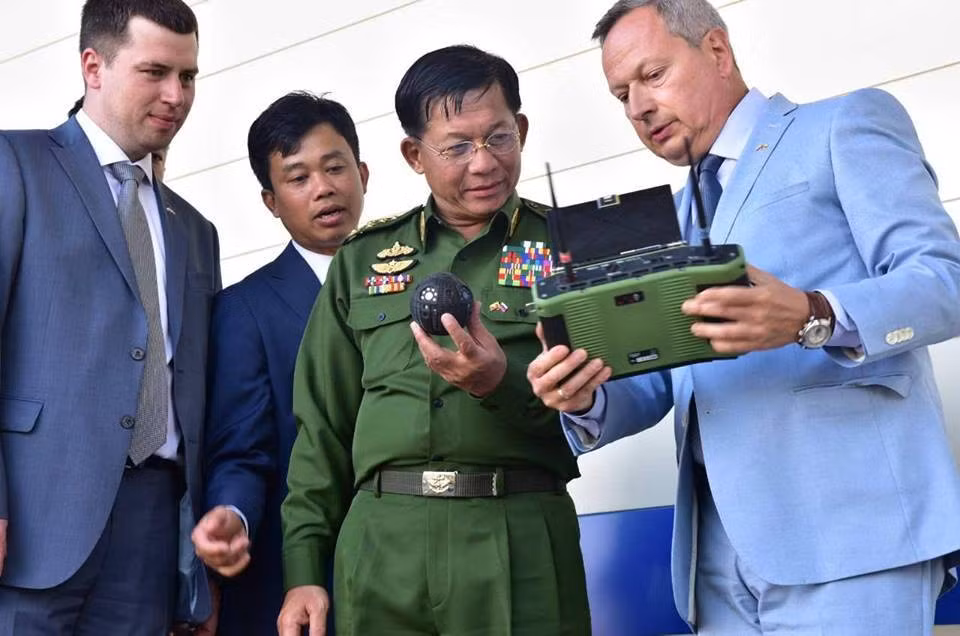 Tướng Min Aung Hlaing đang được quan chức quốc phòng Nga giới thiệu loại robot do thám mini. Nguồn ảnh: Min Aung Hlaing