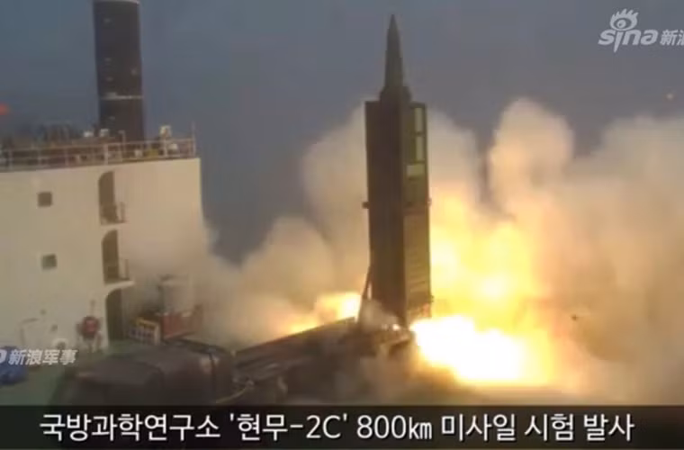 Việc triển khai bắn các loại tên lửa từ tàu hàng dân sự đã được nhiều quốc gia thử nghiệm thành công, trong đó có Nga và Israel. Cách làm này được đánh giá là tiết kiệm và mang tính ngụy trang rất tốt cùng với đó là sự bất ngờ trong cuộc tấn công. Đối phương rất khó để nhận diện cuộc tấn công trên vùng biển mênh mông với vô vàn các loại tàu dân sự - quân sự. Nguồn ảnh: Yonhap