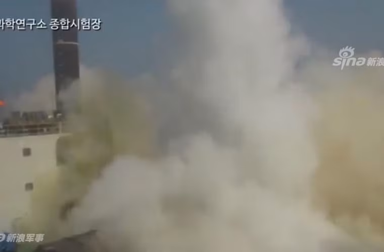 Hyunmoo-2C là loại tên lửa đạn đạo có tầm bắn xa nhất trong biên chế Quân đội Hàn Quốc hiện nay. Gia đình tên lửa Hyunmoo được hát triển từ đầu những năm 1980 nhằm tạo ra một thứ vũ khí đủ sức răn đe Triều Tiên. Thế nhưng những giới hạn của đồng minh Mỹ đặt ra đã khiến cho chương trình Hyunmoo gặp nhiều nhiều hạn chế dẫn tới tính năng kỹ chiến thuật mà nhất là tầm bắn của Hyunmoo kém xa Triều Tiên. Nguồn ảnh: Yonhap