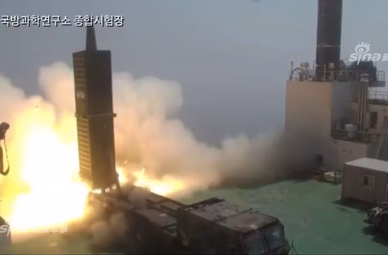 Mặc dù vậy, các tên lửa Hyunmoo-2C nổi trội hơn ở khả năng sẵn sàng chiến đấu cao khi sử dụng động cơ nhiên liệu rắn thay vì nhiên liệu lỏng (vốn khi bắn mới bơm nhiên liệu vào, thời gian để trong tên lửa cũng chỉ được một thời gian ngắn, khó triển khai xa căn cứ). Nguồn ảnh: Yonhap