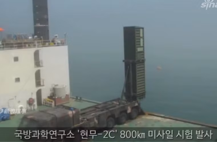 Trong ảnh, bệ phóng tên lửa Hyunmoo-2C được đặt ngay trên boong của một tàu hàng cỡ lớn. Nguồn ảnh: Yonhap