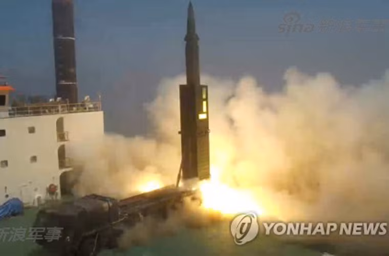 Cuộc phóng tên lửa đạn đạo Hyunmoo-2C diễn ra trên một tàu hàng container ở vị trí chưa xác định trong lãnh hải nước này. Mục tiêu của cuộc phóng thì đã quá dễ đoán, nó nhằm vào các mục tiêu ở lãnh thổ CHDCND Triều Tiên. Nguồn ảnh: Yonhap