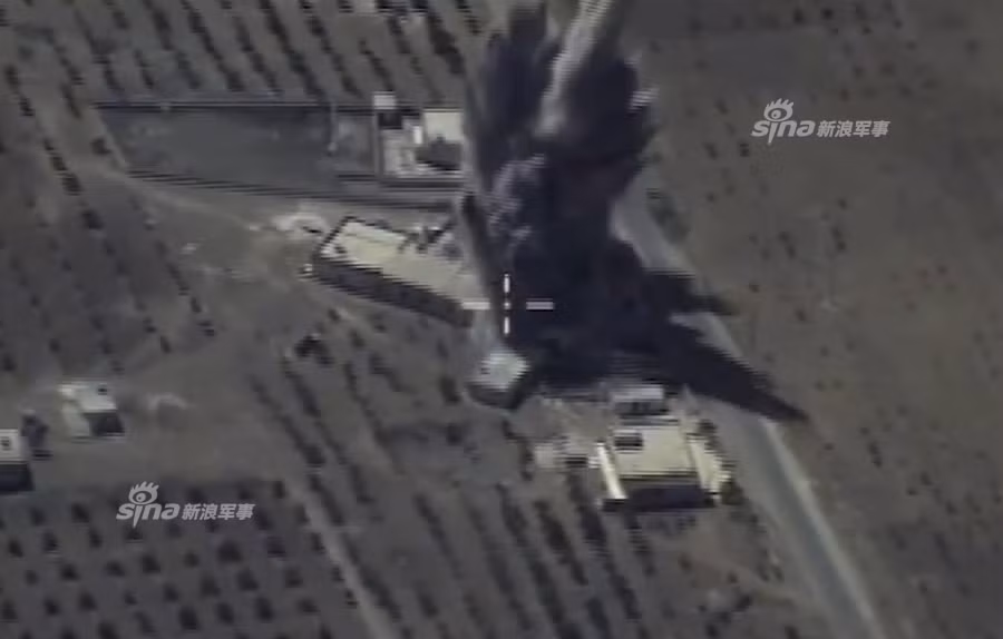 Đòn tấn công bằng tên lửa đánh chính xác vào một kho vũ khí đạn của phiến quân IS gần thị trấn Aqerbat, gây ra một vụ nổ dữ dội. Nguồn ảnh: RT