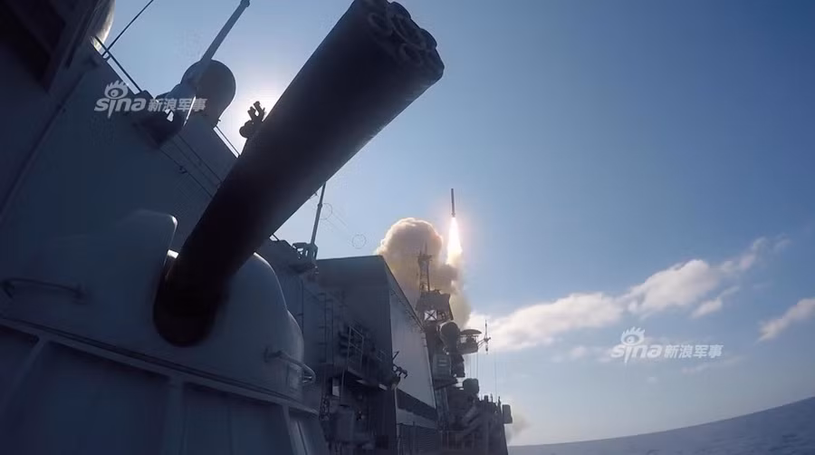 Cả Grigorovich và Essen đều thuộc lớp tàu hộ vệ đa nhiệm Project 11356P/M, được trang bị hệ thống vũ khí rất hiện đại bao gồm tổ hợp phóng thẳng đứng UKSK cho phép triển khai tới 8 quả tên lửa Kalibr loại 3M-14T (đối đất 1.500km) và đối hải 3M-54T (600km). Nguồn ảnh: RT