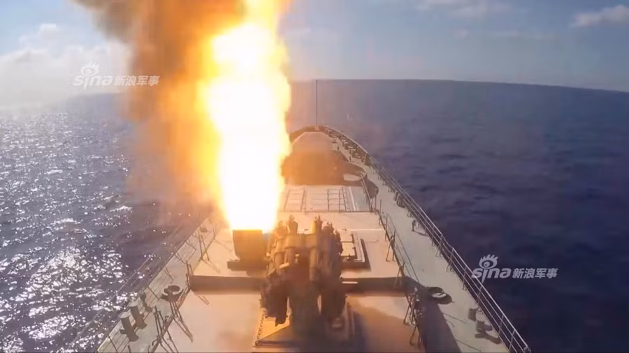 Trong ảnh, tên lửa 3M-14T Kalibr rời bệ phóng thẳng đứng UKSK trên tàu hộ vệ tên lửa Đô đốc Grigorovich. Nguồn ảnh: RT