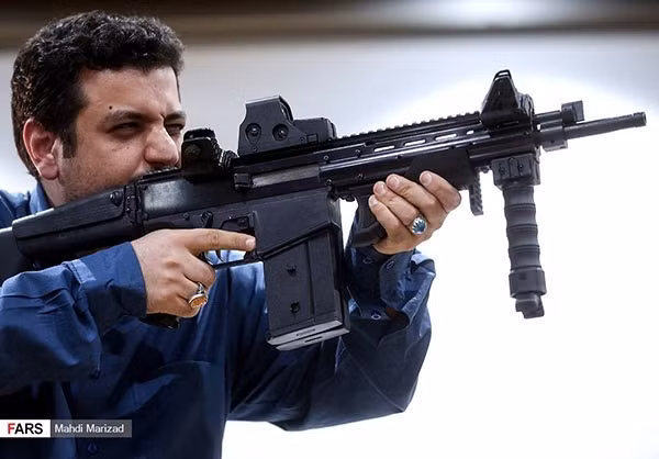 Súng có trọng lượng khoảng 3,5 kg, sử dụng đạn 7,62 mm. Tầm bắn hiệu quả được giới thiệu là 400 m, lên đến 800 m với kính ngắm. Nguồn ảnh: Fars