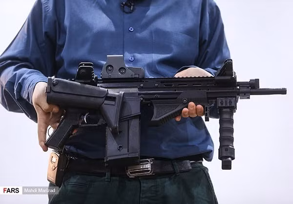 Báng súng có thể gập lại để giảm chiều dài khi hành quân. Súng sử dụng hộp tiếp đạn thẳng, tuy nhiên chưa rõ số lượng đạn là bao nhiêu. Súng được giới thiệu kèm theo kính ngắm quang học. Tuy nhiên, bộ phận loa che lửa đầu nòng hơi khác so với các súng trường hiện đại. Nguồn ảnh: Fars