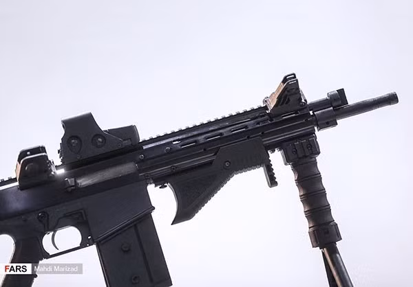 Súng có đường ray picatinny phía trên và phía dưới, cho phép lắp thêm phụ kiện khá dễ dàng. Nguồn ảnh: Fars