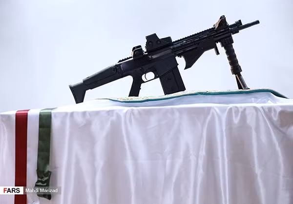 Theo quan sát bức ảnh súng trường Zolfaqar, súng có thiết kế hầm hố, tương tự các mẫu súng hiện đại như SCAR của Bỉ, HK-416 của Đức. Nguồn ảnh: Fars