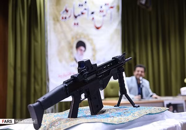 Buổi lễ giới thiệu súng trường mới được tổ chức khá hoành tráng tại Thủ đô Tehran. Nguồn ảnh: Fars