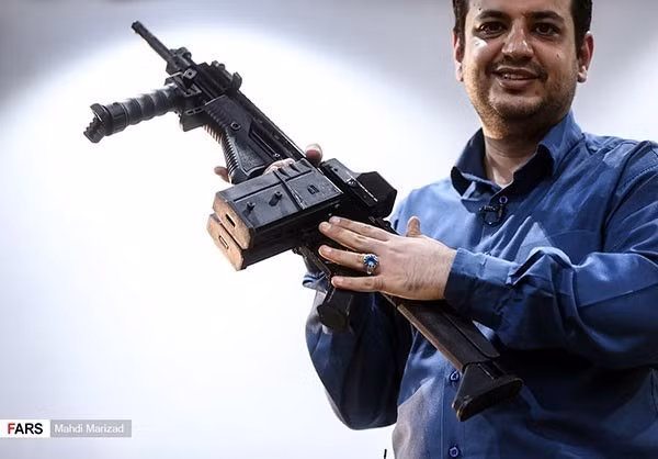 Phía trước hộp tiếp đạn được lắp thêm một miếng ốp lót tay khá lạ mắt. Tay cầm phụ phía trước kiêm luôn chân chống phụ có thể kéo dài ra hoặc thu lại tùy theo yêu cầu sử dụng. Nguồn ảnh: Fars