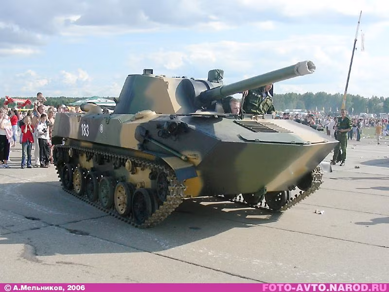 2S9 Nona là hệ thống súng cối tự hành hạng nhẹ được phát triển bởi Cục thiết kế TSNIITOCHMASH từ năm 1974 tới năm 1980, được sản xuất với số lượng khoảng 1.000 khẩu từ 1979-1989. Hiện nay loại này được trang bị chủ yếu trong Quân đội Nga (750 khẩu) và chia sẻ phần còn lại cho các nước Cộng hòa thuộc Liên Xô (cũ). Nguồn ảnh: FOTO-AVTO