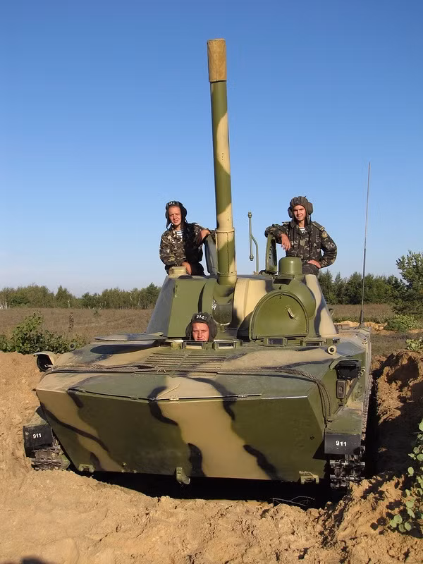 Về vũ khí, súng cối tự hành 2S9 Nona được trang bị khẩu súng cối hạng nặng 120mm 2A51 nạp đạn từ đuôi (súng cối thường nạp đạn bằng đầu). Loại súng cối này có thể sử dụng như một khẩu súng cối thông thường hoặc là khẩu bích kích pháo với khả năng tấn công trực tiếp - gián tiếp. Nguồn ảnh: Zokawar