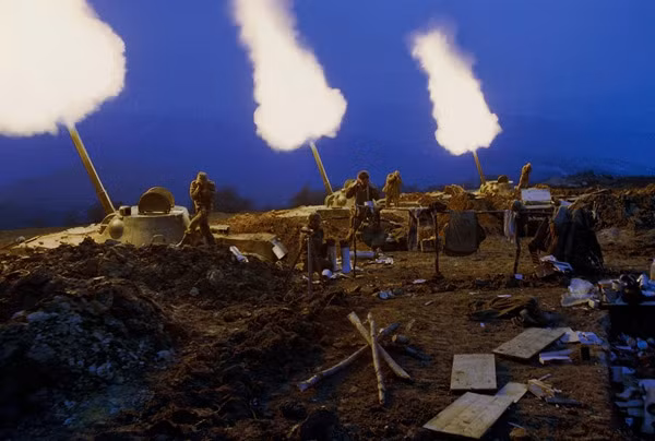 Tuy được xếp vào hệ thống pháo tự hành, tuy nhiên 2S9 Nona mang đầy đủ ưu điểm của một khẩu súng cối. Đó là khả năng có thể tiêu diệt các mục tiêu bị khuất lấp bởi vật cản, đồng thời nó có thể bắn ra từ vị trí được che chắn tốt. Nó cũng được xem là loại pháo trợ chiến cho bộ binh tiến công rất hiệu quả, tiết kiệm chi phí. Nguồn ảnh: Military-Today