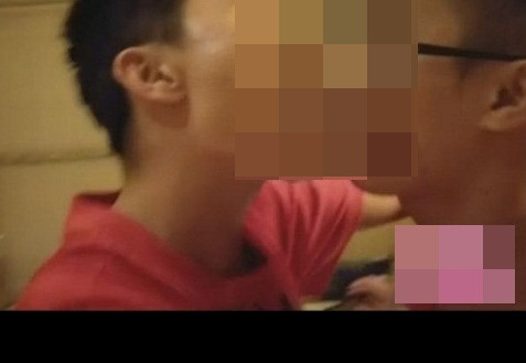 Trước khi gây xôn xao với việc khoe bạn gái xinh như mộng, Deng Jiahu từng làm "500 anh em" mạng xã hội phải choáng váng, thậm chí "nôn mửa tại chỗ" khi công khai đoạn clip thực hiện nụ hôn đồng giới với một chàng trai khác. Vốn đã có hàm răng hô xấu, trong clip này, Deng Jiahu còn như cố gắng để làm tăng độ khủng khiếp của mình lên bằng nhiều hành động dị hợm. Chính điều này đã khiến cộng đồng mạng bức xúc và dành tặng cho anh chàng này cả một trận mưa "gạch đá", chỉ trích.