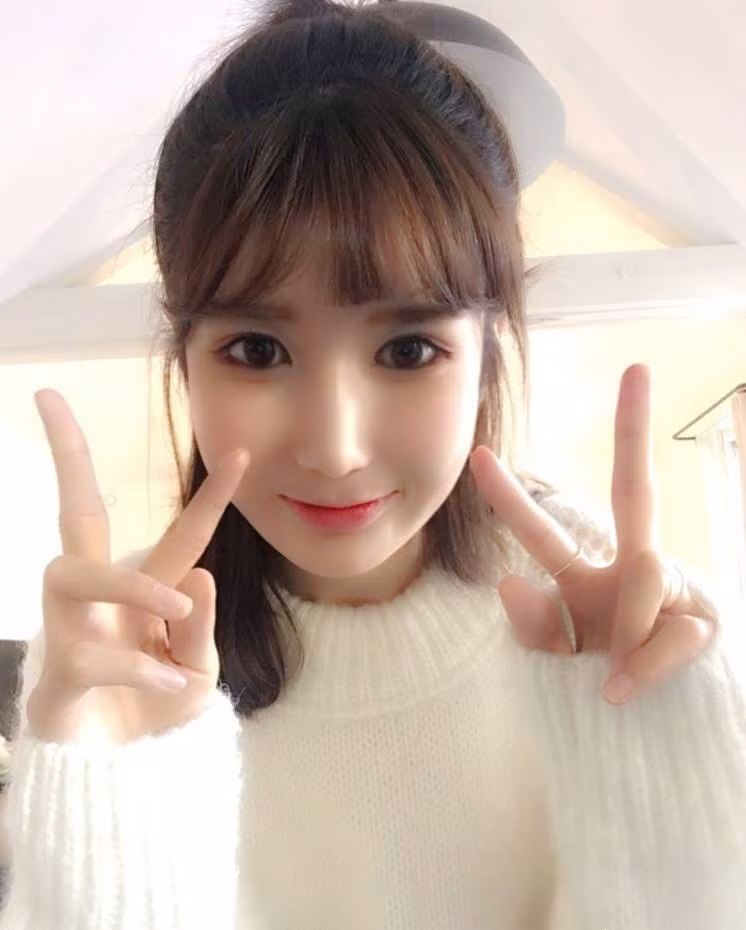 Nhã Thanh có mẹ là người Việt, bố cô là con lai Trung - Nhật, vậy nên cô bạn xinh xắn thừa hưởng hoàn toàn những nét đẹp hoàn hảo của cả gia đình. Từ chiếc mũi cao, đôi mắt to và nước da trắng mịn, nhiều người yêu quý đặt cho Nhã Thanh biệt danh "bông hồng lai đẹp không tỳ vết".