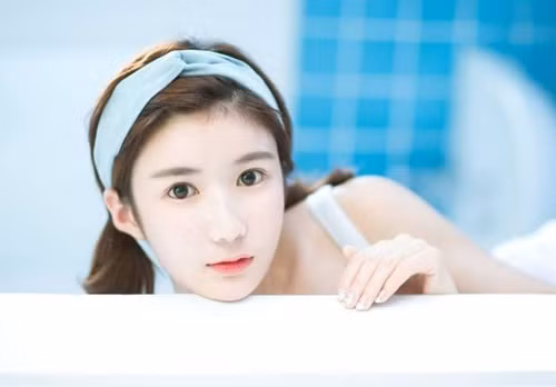 Nguyễn Lâm Nhã Thanh, bông hồng lai gốc Việt được đông đảo giới trẻ Trung Quốc, Nhật Bản và Việt Nam mến mộ nhờ sở hữu vẻ đẹp thuần khiết cùng biểu cảm vô cùng ngộ nghĩnh, đáng yêu. Cô nàng sinh năm 1992 hiện đang rất thành công trong công việc người mẫu ảnh cho các thương hiệu thời trang và mỹ phẩm. Ảnh trong bài: Facebook nhân vật.