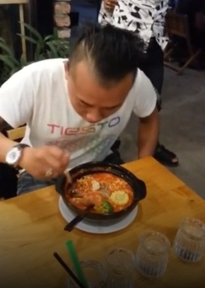 Xoay quanh câu chuyện thử thách ăn mỳ cay vẫn có những sự việc đáng tiếc xảy ra mà nguyên nhân chính là do người ăn đã quá liều lĩnh lựa chọn mỳ có cấp độ cay vượt quá ngưỡng chịu đựng, nhẹ là gây choáng váng, nôn mửa, nặng là nhập viện cấp cứu. Vào tháng 6/2016 vừa rồi, dân tình được phen xôn xao trước clip ăn mỳ cay của một anh chàng tên Vũ (30 tuổi, quê Rạch Giá, Kiên Giang), do nhận lời thách đố của người bạn, anh Vũ đã thử sức với món mỳ cay cấp độ 7. Ảnh cắt ra từ clip.