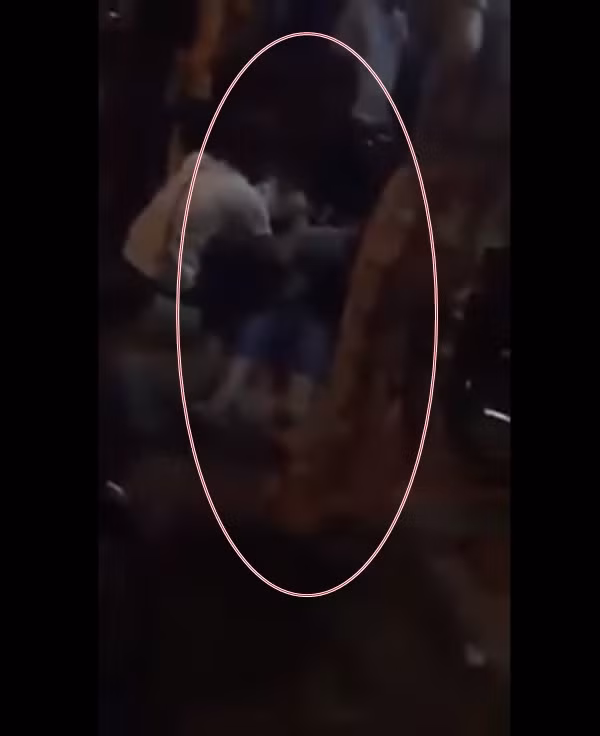 Theo như nhân viên trong quán mỳ cay mà cô gái này ăn chia sẻ, có thể do sức khỏe của cô gái không tốt, thời điểm đó quán đông người nên không khí khá ngột ngạt, đó có thể là nguyên nhân khiến cô gái trẻ phải nhập viện cấp cứu vì sốc. Ảnh cắt ra từ clip.