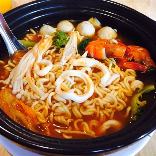 Du nhập vào Việt Nam từ 1 năm trước nhưng mới đây mỳ cay Hàn Quốc mới thực sự được giới trẻ Việt ưa chuộng. Ăn mỳ cay được phân làm nhiều cấp độ (phổ biến nhất vẫn là từ cấp 1 đến cấp độ 7), với giá cả hợp lý khoảng từ 35 nghìn - 45 nghìn/ tô, nhiều người có thể trải nghiệm trọn vẹn cảm giác cay đến chảy nước mắt, thậm chí là ù tai sau khi ăn xong tô mỳ nóng hổi. Mặc dù có nhiều cấp độ để cho mọi người lựa chọn xong món mì cay cấp độ 7 luôn là “mức thử thách" được nhiều bạn trẻ “săn đuổi” và muốn chinh phục nhất. Nguồn: Internet.