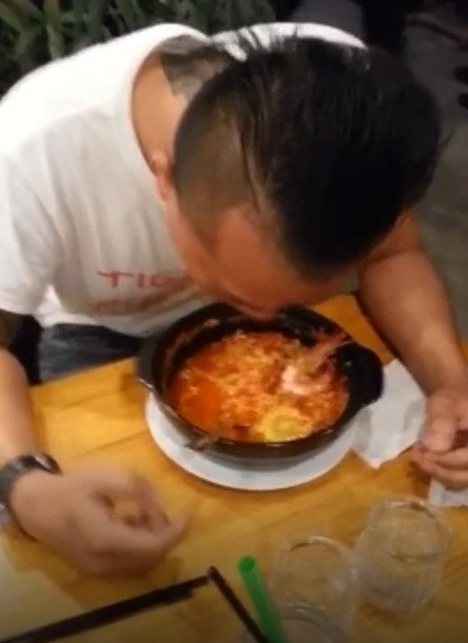 Anh Vũ khá tự tin với khả năng ăn cay của mình, biết quán có chương trình khuyến mại nên anh quyết định thử sức, phần thưởng nhận được sau khi ăn hết tô mỳ cay cấp độ 7 là 500 nghìn. Tưởng chừng "thánh mỳ cay" có thể dễ dàng vượt ải vũ môn nhưng hậu quả mà ngay sau đó Vũ phải đón nhận lại khiến nhiều người giật mình, lo sợ. Ảnh cắt ra từ clip.