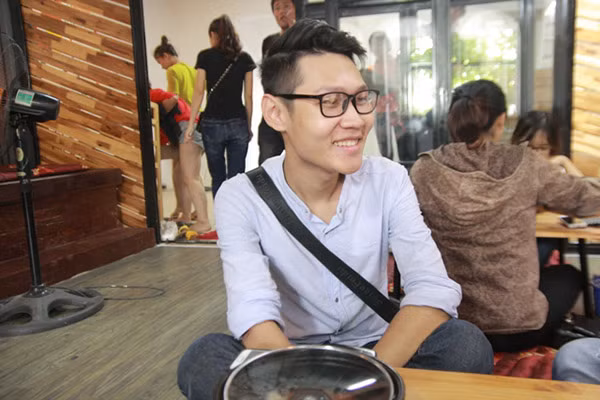 Bên cạnh những sự việc đáng tiếc ảnh hưởng trực tiếp đến sức khỏe của người ăn mỳ cay thì vẫn có những "anh hùng mỳ cay" xuất sắc vượt chướng ngại vật một cách ngoạn mục. Cũng ngay tại Nghệ An, cậu sinh viên Nguyễn Anh Phong (sinh năm 1994), đang học năm thứ 4 - Khoa Luật Kinh tế - Đại học Vinh đã có thể ăn hết tô mỳ cay cấp độ 12 trong sự trầm trồ, thán phục của mọi người. Ảnh trong bài: Danviet.