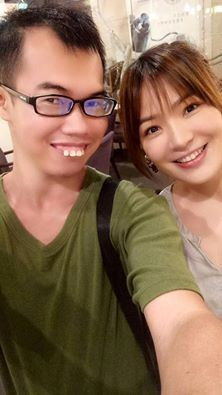 Bị chê là có khuôn mặt "không thể xấu hơn", thậm chí còn bị cho là kẻ biến thái, bệnh hoạn, nhưng nhiều dân mạng Trung Quốc và Việt Nam mới đây đã thực sự sốc khi Deng Jiahu khoe bức ảnh anh chụp "tự sướng" cùng người được giới thiệu là bạn gái của mình. Đối lập hoàn toàn với vẻ ngoài xấu xí của Deng Jiahu, cô bạn gái lại có dung mạo vô cùng xinh đẹp, kiều diễm và có nụ cười rất dễ thương.