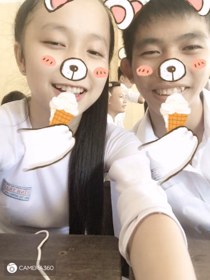 Trang cá nhân của Hoàng Lan hiện đang có hơn 100 nghìn người theo dõi, bên cạnh những lời khen ngợi tích cực, một vài dân mạng đã trêu đùa và cho rằng Hoàng Lan hát nhép, nữ sinh tỏ ra khá buồn về điều này.