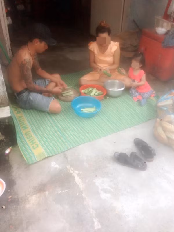 Không chỉ đem những nhu yếu phẩm, đồ ăn đến cho người nghèo, N.Tiến còn thu thập được khá nhiều thông tin về các gia đình có hoàn cảnh khó khăn, sau đó chia sẻ lên Facebook để dân tình được biết và cùng tìm cách giúp đỡ. Ngoài ra, nam thanh niên này còn cho thấy bản thân đã trực tiếp tham gia vào cuộc sống, những công việc thường ngày của các hộ nghèo, qua đó hiểu hơn về sự khó khăn của họ, tiếp tục kêu gọi cộng đồng bằng vật chất, tinh thần hãy giúp đỡ hết mình.