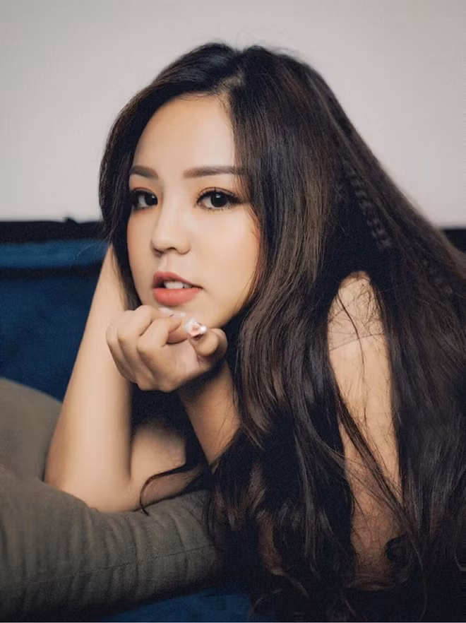 Ngắm nhìn nhan sắc nổi bật như hiện tại của Minh Châu, chắc hẳn không ai có thể tin cô bạn "Châu béo" ngày nào giờ đây có thể xinh như hot girl và có một sự nghiệp kinh doanh đáng ngưỡng mộ như vậy. Người đẹp 9X cũng không ngại ngần tiết lộ, câu chuyện giảm cân đã giúp cô bán hàng tốt hơn, khách hàng cũng tin tưởng và yên tâm sử dụng sản phẩm do cô tư vấn.