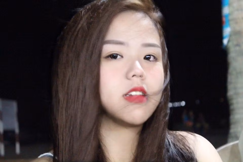 Trước khi nổi tiếng với lùm xùm liên quan đến cầu thủ Mạc Hồng Quân, Minh Châu từng được biết đến với câu chuyện giảm cân thần kỳ từ mức gần 100kg xuống mức còn 48 kg trong vòng 8 tháng. Chính nỗ lực và câu chuyện của cô đã tạo cảm hứng cho rất nhiều bạn trẻ cố gắng hoàn thiện ước mơ về thân hình đẹp. Sau một thời gian im ắng, nỗ lực kinh doanh, hiện tại 9X Hà thành đã sở hữu thân hình gợi cảm, nhan sắc vạn người mê. 