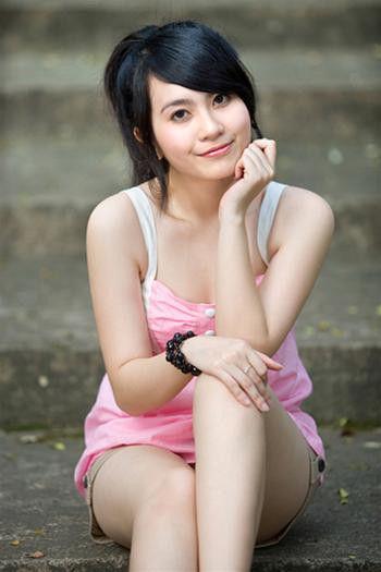 Thời điểm khoảng 7-8 năm về trước, Huyền Trang là một gương mặt hot girl rất nổi tiếng và quen thuộc với cộng đồng giới trẻ Việt Nam. Năm 2008, Nguyễn Thùy Huyền Trang đăng quang tại cuộc thi Miss Teen (tiền thân của Miss Audition) và càng được nhiều người biết đến hơn. Thời điểm đó, hot girl sinh năm 1991 là gương mặt quen thuộc trên nhiều tờ báo, tạp chí dành cho tuổi teen và các tờ báo mạng về giới trẻ. Ảnh: SVVN.