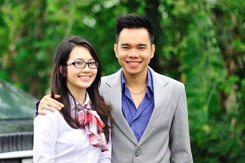 Tháng 12/2012, Huyền Trang và Trọng Hoàng chính thức "về chung một nhà" sau một đám cưới khá hoành tráng diễn ra ở TP HCM. Đây được xem là một cái kết đẹp cho một mối tình đẹp, lãng mạn, diễn ra trong im lặng nhưng vẫn được nhiều người quan tâm, theo dõi. 4 năm sau hôn nhân, tưởng chừng như những áp lực của cuộc sống gia đình sẽ làm ảnh hưởng ít nhiều tới một cô gái trẻ như Huyền Trang, nhưng không, cuộc sống hiện tại của Miss Teen đình đám một thời này thật sự khiến người người phải ghen tị. Ảnh: Zing.